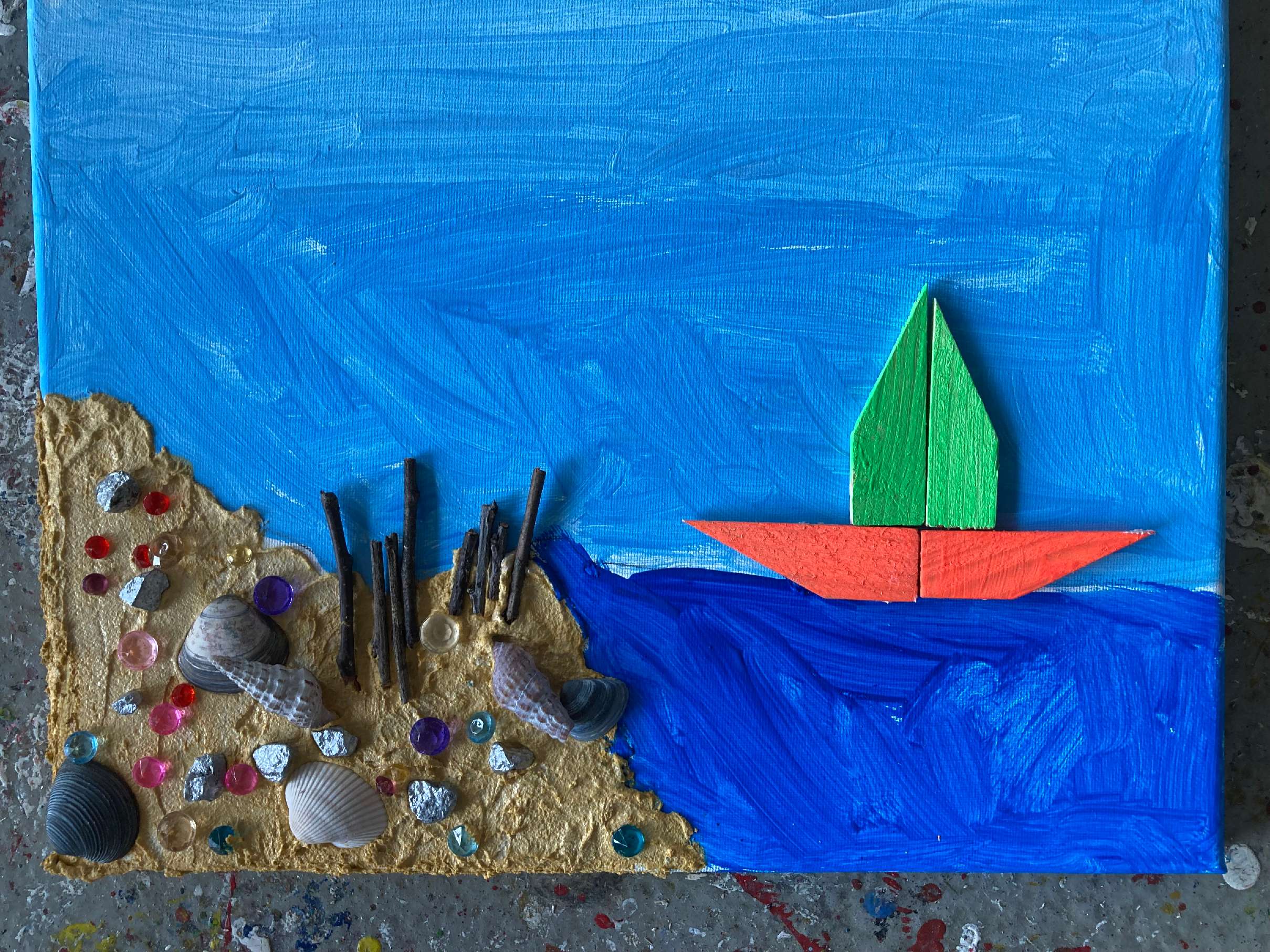 hier ist eine Leinwand mit gemaltem Strand, Muscheln und ein Schiff zu sehen.