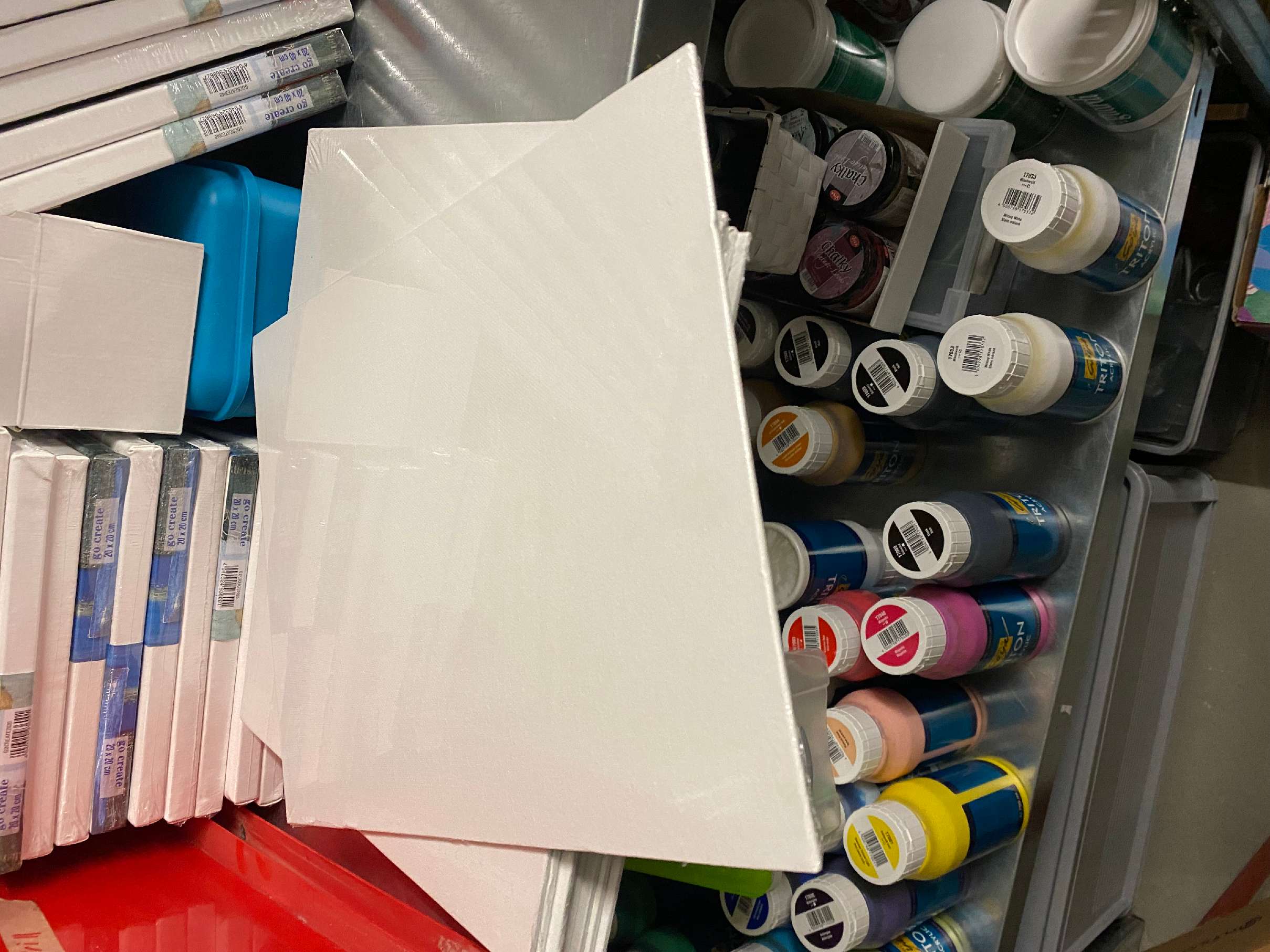 auf diesem Bild sind Acrylfarben und Leinwände zu sehen.
